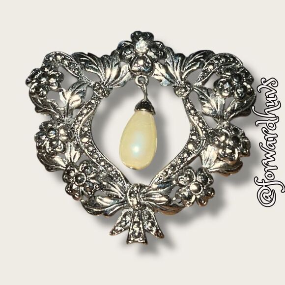 Vintage AVON 1990 "Romantic Renaissance Brooch" w/Faux Pearl - Picture 1 of 9